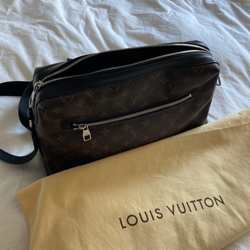 LV men’s messenger bag in Pristine condition ! - Picture 3 of 4
